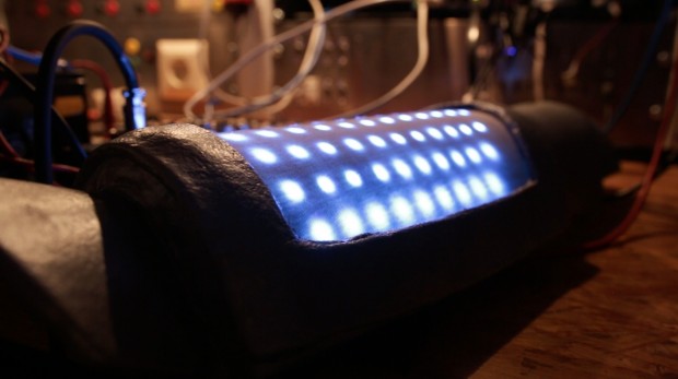 Allein in einer Armschiene stecken mehr als 30 LEDs. (Foto: Michael Wieczorek/Golem.de)